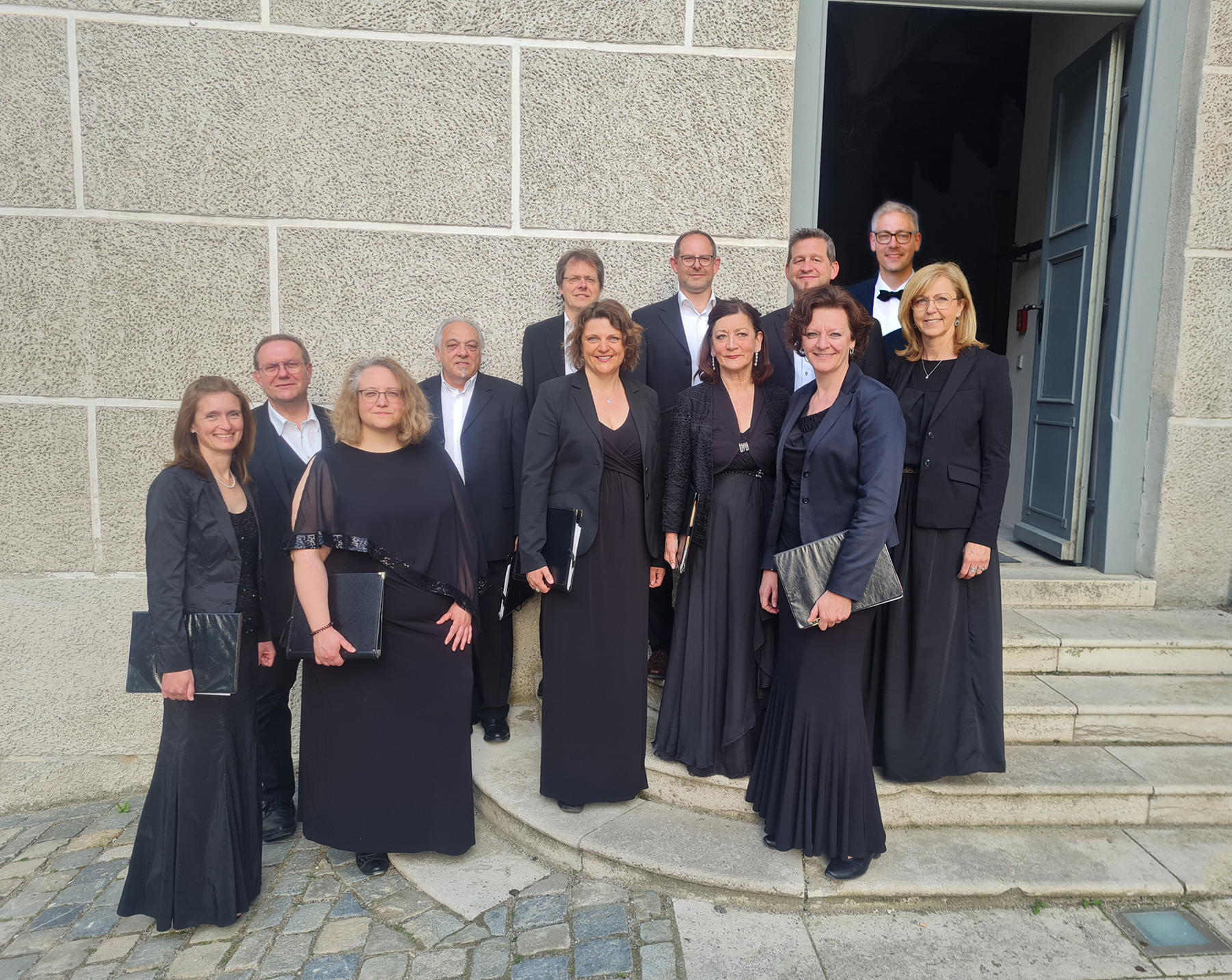 Capella Nova Ingolstadt vor einer Kirche